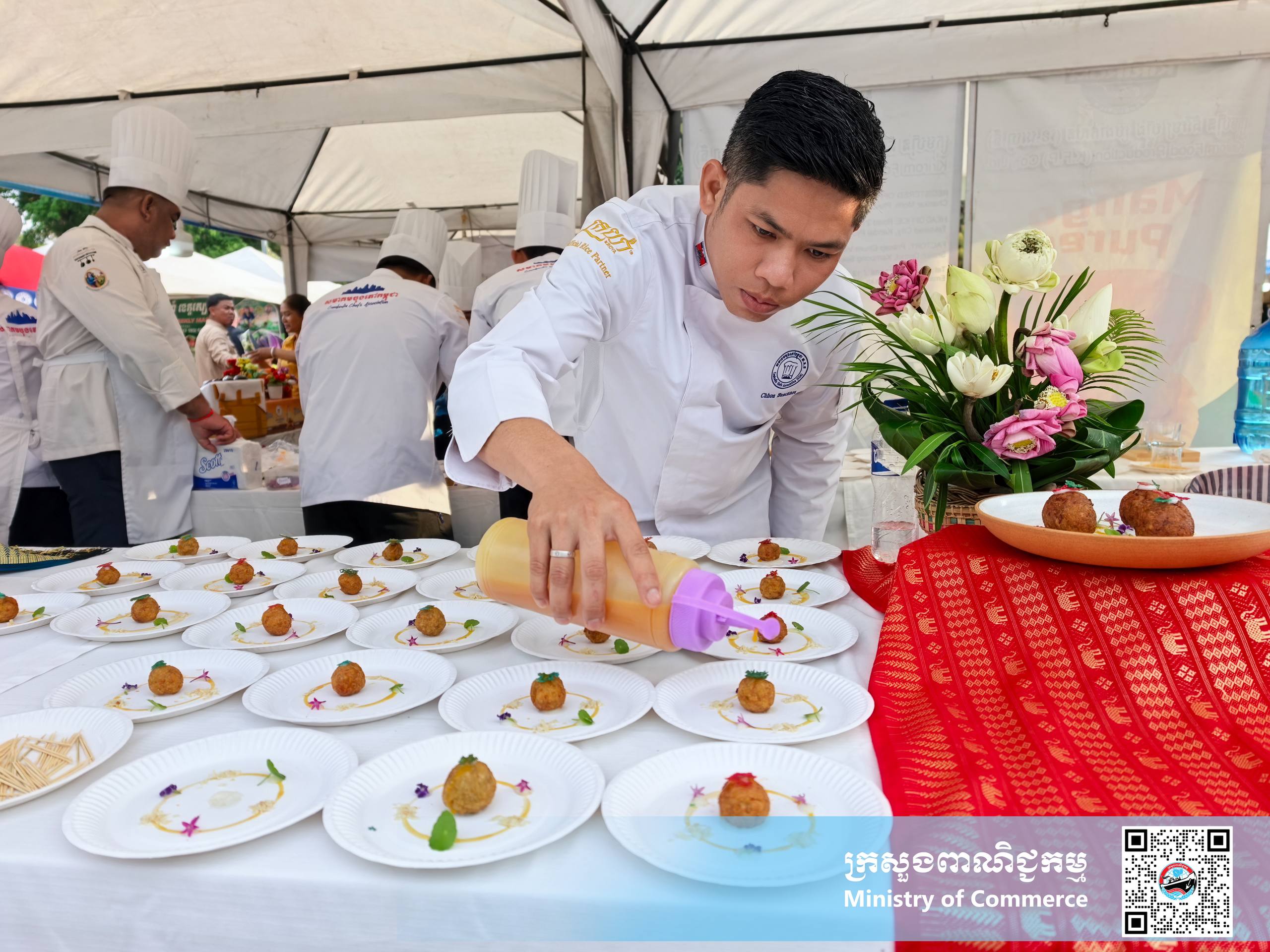 រូបភាពខ្លះៗស្ដីពីសកម្មភាពរបស់បងប្អូនអាជីវករ ពាណិជ្ជករ ភ្ញៀវទេសចរណ៍ជាតិ និងអន្តរជាតិ ចូលរួមព្រឹត្តិការណ៍ «ពិព័រណ៍ផលិតផលខ្មែរ និងបន្លែផ្លែឈើ លើកទី១៩»