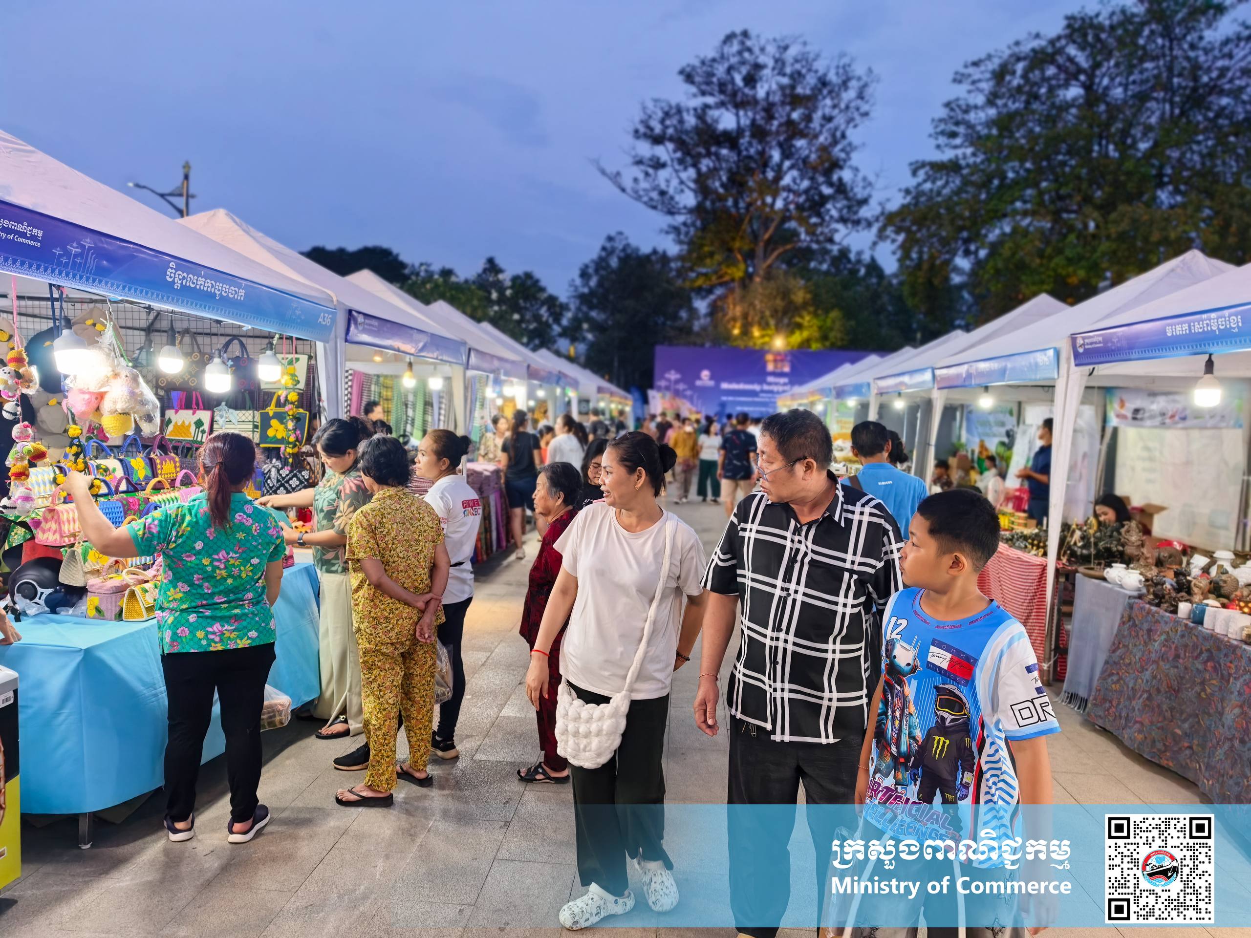 រូបភាពខ្លះៗស្ដីពីសកម្មភាពរបស់បងប្អូនអាជីវករ ពាណិជ្ជករ ភ្ញៀវទេសចរណ៍ជាតិ និងអន្តរជាតិ ចូលរួមព្រឹត្តិការណ៍ «ពិព័រណ៍ផលិតផលខ្មែរ និងបន្លែផ្លែឈើ លើកទី១៩»