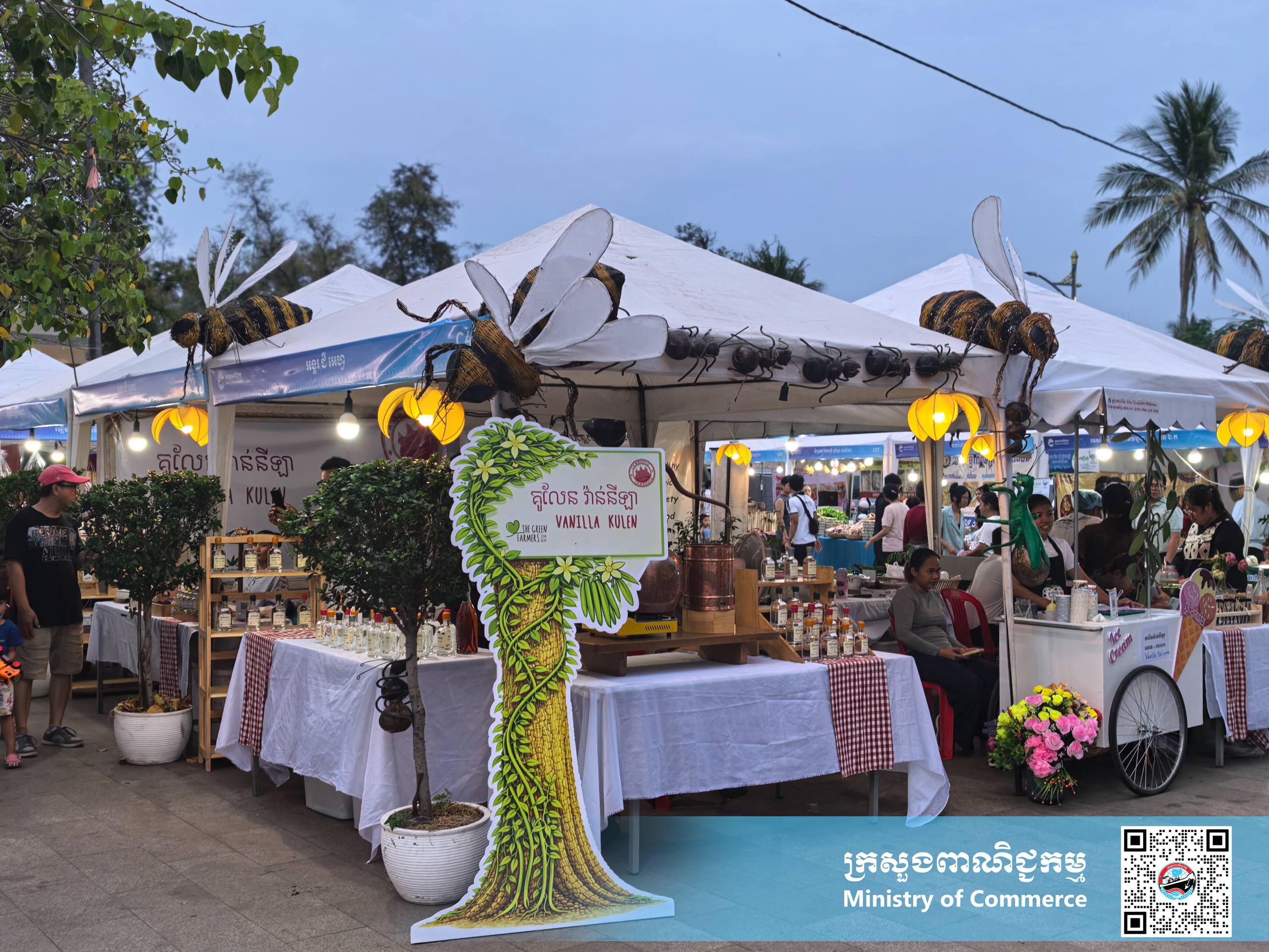 រូបភាពខ្លះៗស្ដីពីសកម្មភាពរបស់បងប្អូនអាជីវករ ពាណិជ្ជករ ភ្ញៀវទេសចរណ៍ជាតិ និងអន្តរជាតិ ចូលរួមព្រឹត្តិការណ៍ «ពិព័រណ៍ផលិតផលខ្មែរ និងបន្លែផ្លែឈើ លើកទី១៩»