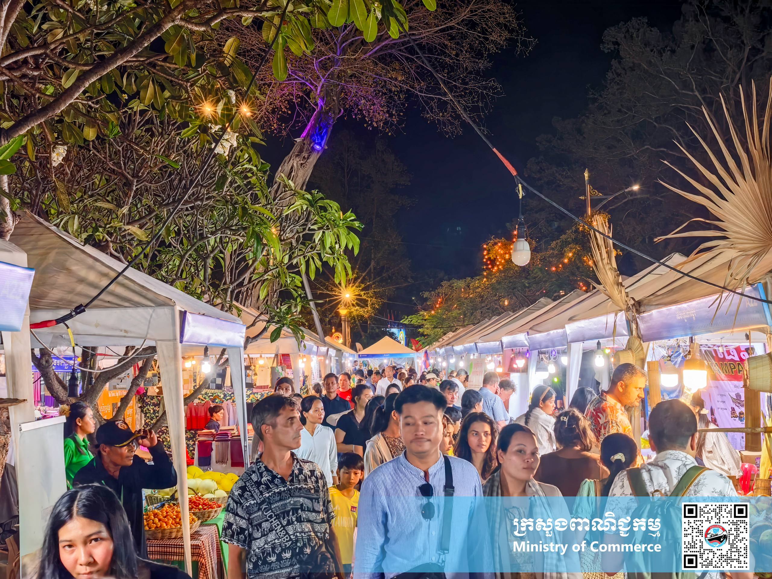 រូបភាពខ្លះៗស្ដីពីសកម្មភាពរបស់បងប្អូនអាជីវករ ពាណិជ្ជករ ភ្ញៀវទេសចរណ៍ជាតិ និងអន្តរជាតិ ចូលរួមព្រឹត្តិការណ៍ «ពិព័រណ៍ផលិតផលខ្មែរ និងបន្លែផ្លែឈើ លើកទី១៩»