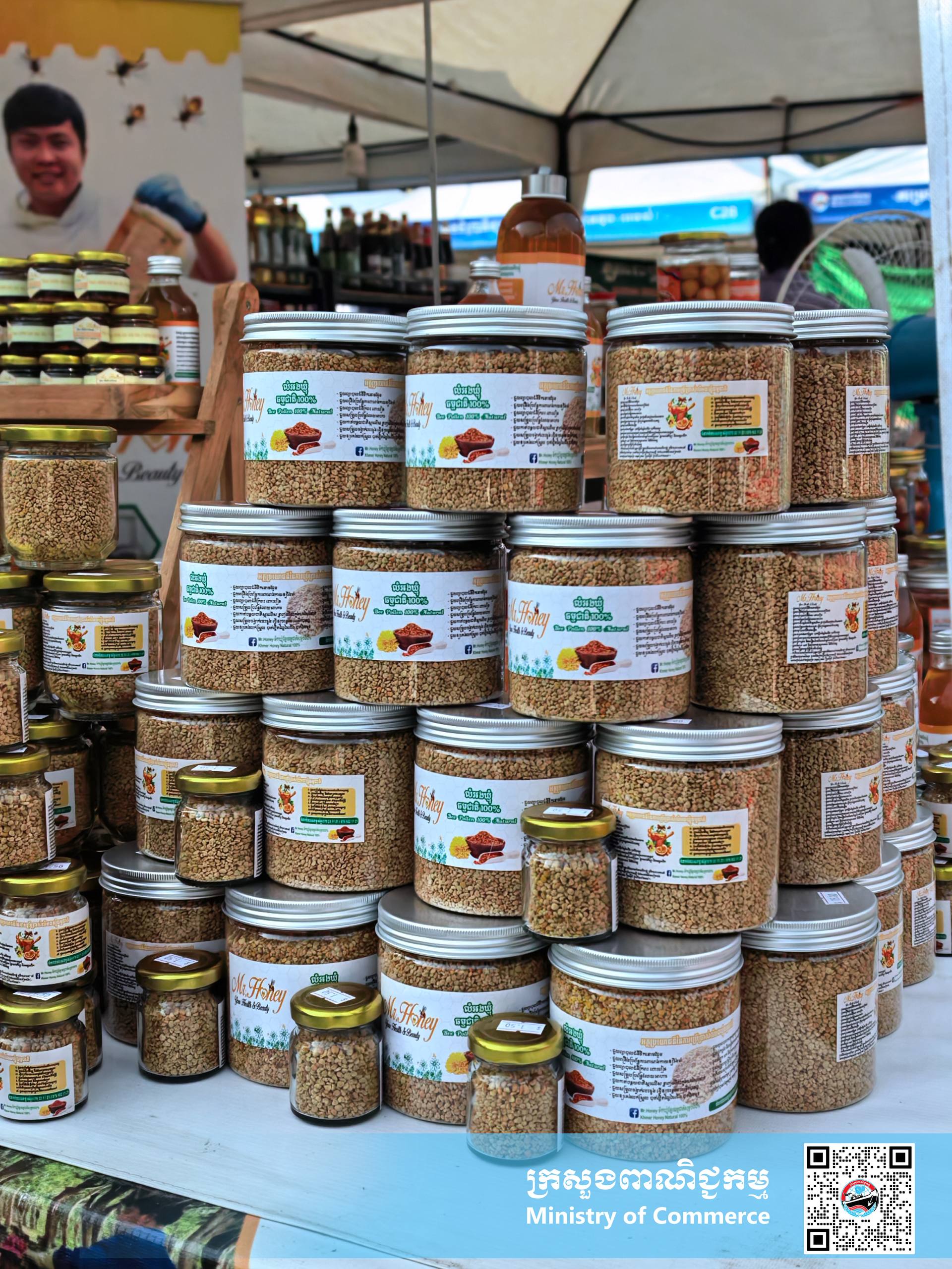 រូបភាពខ្លះៗស្ដីពីសកម្មភាពរបស់បងប្អូនអាជីវករ ពាណិជ្ជករ ភ្ញៀវទេសចរណ៍ជាតិ និងអន្តរជាតិ ចូលរួមព្រឹត្តិការណ៍ «ពិព័រណ៍ផលិតផលខ្មែរ និងបន្លែផ្លែឈើ លើកទី១៩»