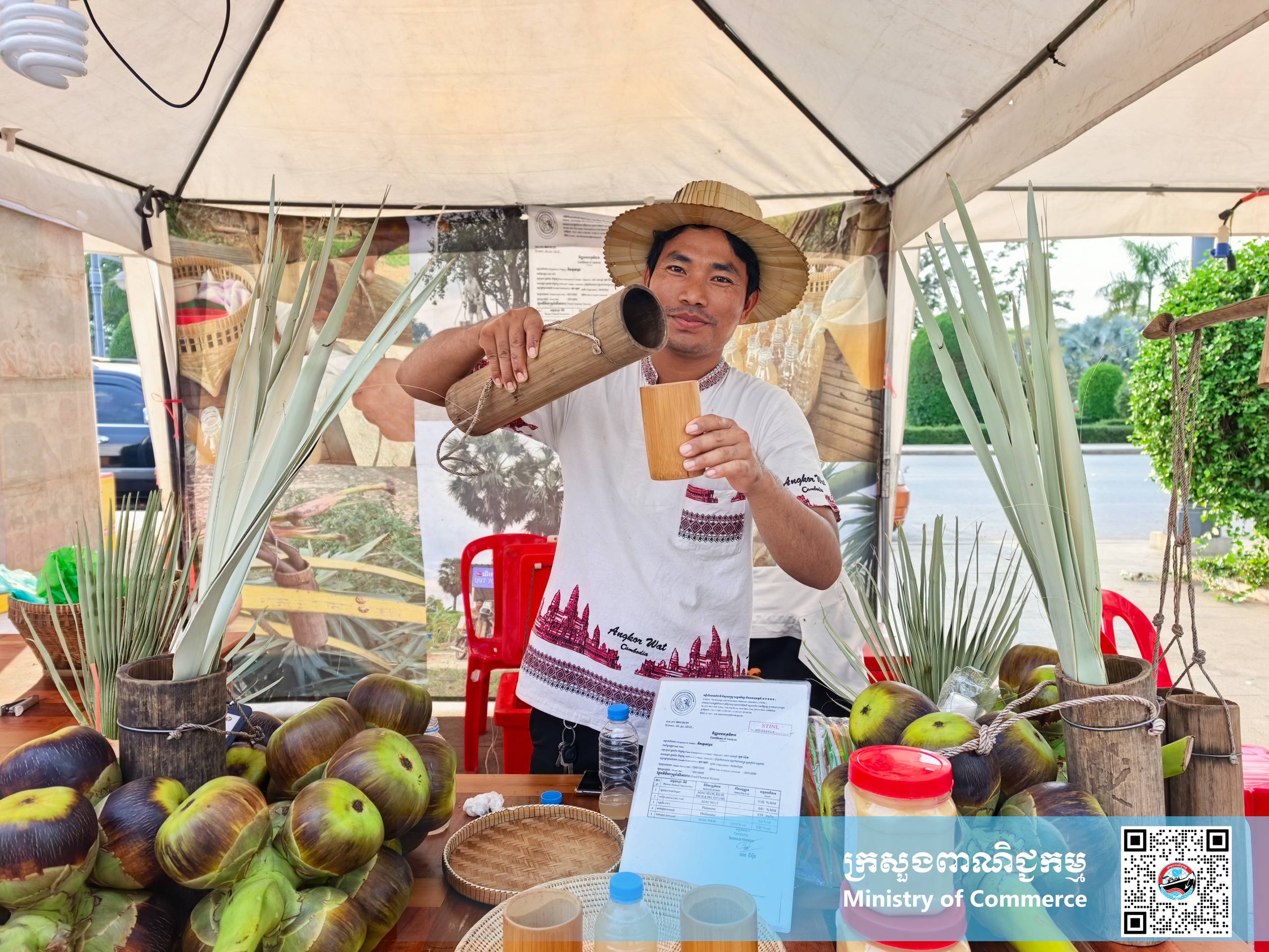 រូបភាពខ្លះៗស្ដីពីសកម្មភាពរបស់បងប្អូនអាជីវករ ពាណិជ្ជករ ភ្ញៀវទេសចរណ៍ជាតិ និងអន្តរជាតិ ចូលរួមព្រឹត្តិការណ៍ «ពិព័រណ៍ផលិតផលខ្មែរ និងបន្លែផ្លែឈើ លើកទី១៩»