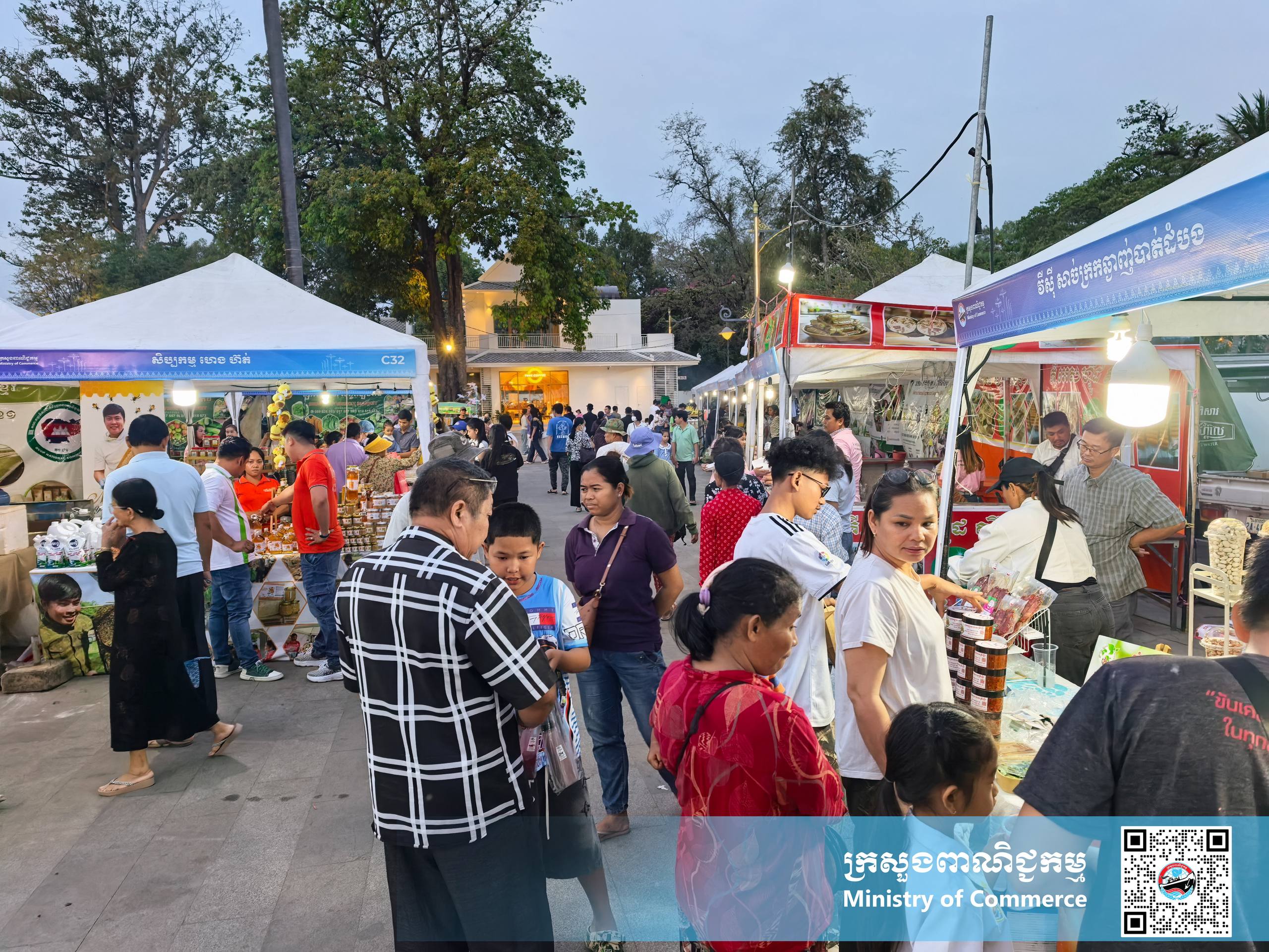 រូបភាពខ្លះៗស្ដីពីសកម្មភាពរបស់បងប្អូនអាជីវករ ពាណិជ្ជករ ភ្ញៀវទេសចរណ៍ជាតិ និងអន្តរជាតិ ចូលរួមព្រឹត្តិការណ៍ «ពិព័រណ៍ផលិតផលខ្មែរ និងបន្លែផ្លែឈើ លើកទី១៩»