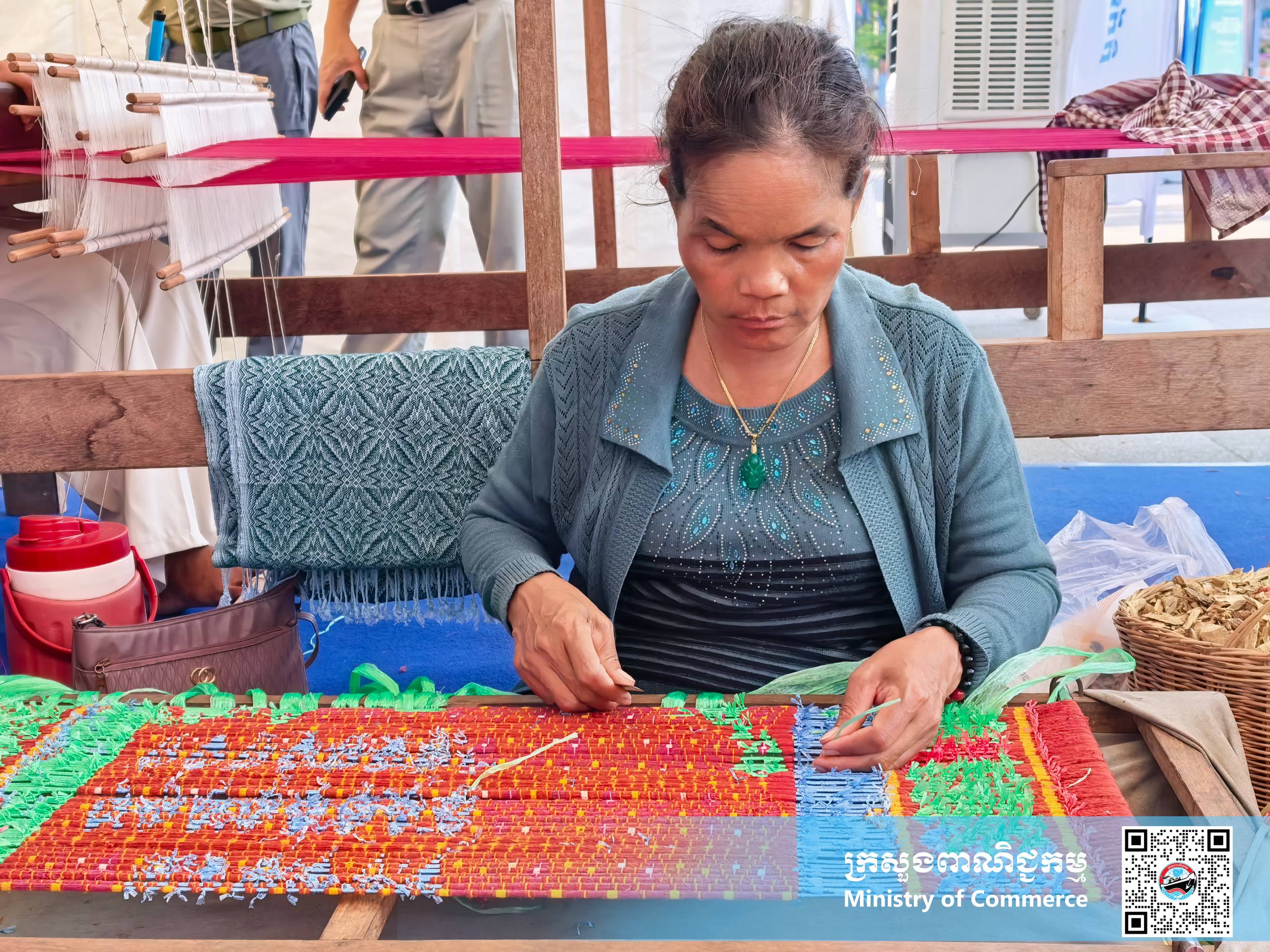 រូបភាពខ្លះៗស្ដីពីសកម្មភាពរបស់បងប្អូនអាជីវករ ពាណិជ្ជករ ភ្ញៀវទេសចរណ៍ជាតិ និងអន្តរជាតិ ចូលរួមព្រឹត្តិការណ៍ «ពិព័រណ៍ផលិតផលខ្មែរ និងបន្លែផ្លែឈើ លើកទី១៩»