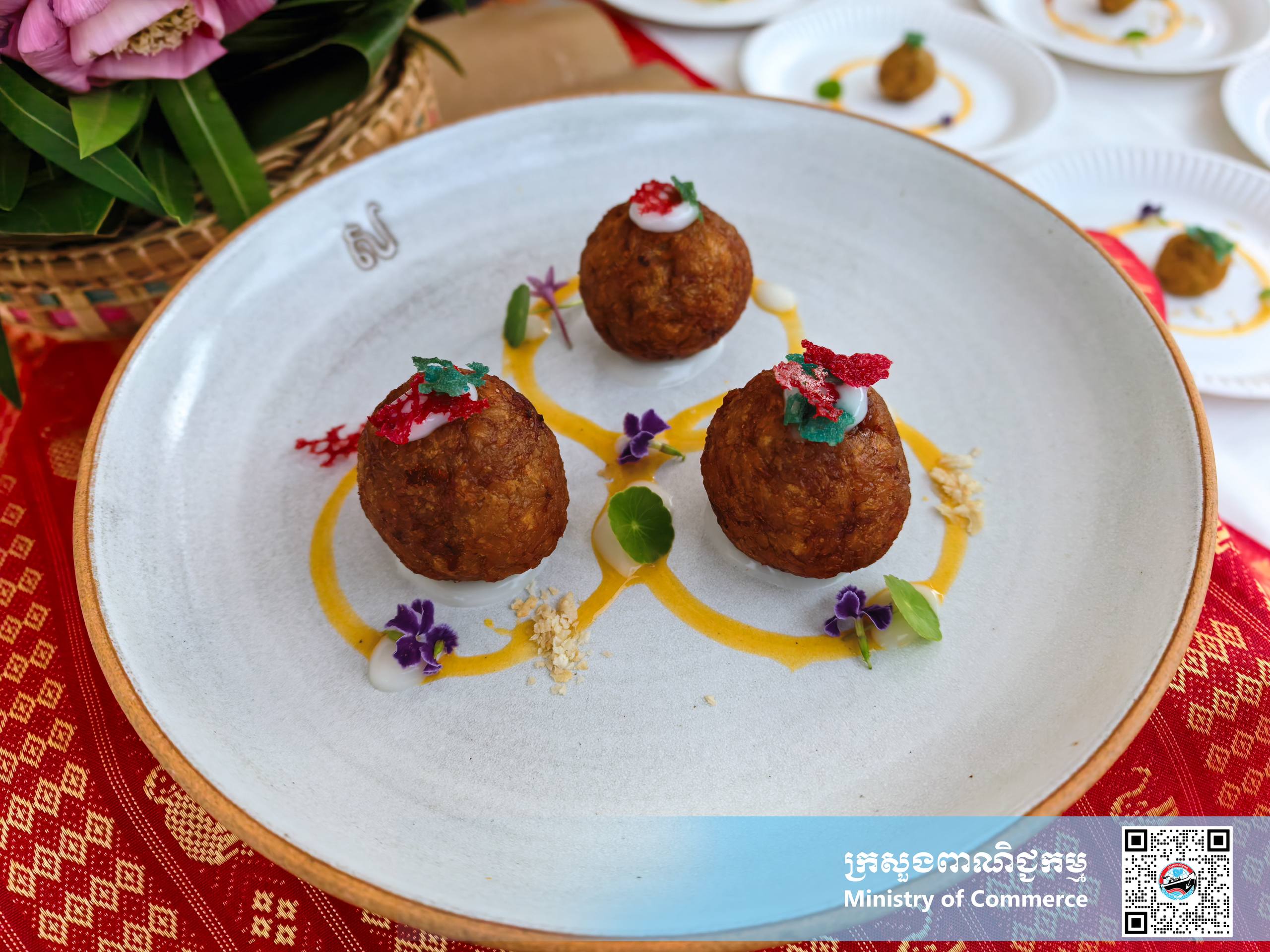 រូបភាពខ្លះៗស្ដីពីសកម្មភាពរបស់បងប្អូនអាជីវករ ពាណិជ្ជករ ភ្ញៀវទេសចរណ៍ជាតិ និងអន្តរជាតិ ចូលរួមព្រឹត្តិការណ៍ «ពិព័រណ៍ផលិតផលខ្មែរ និងបន្លែផ្លែឈើ លើកទី១៩»