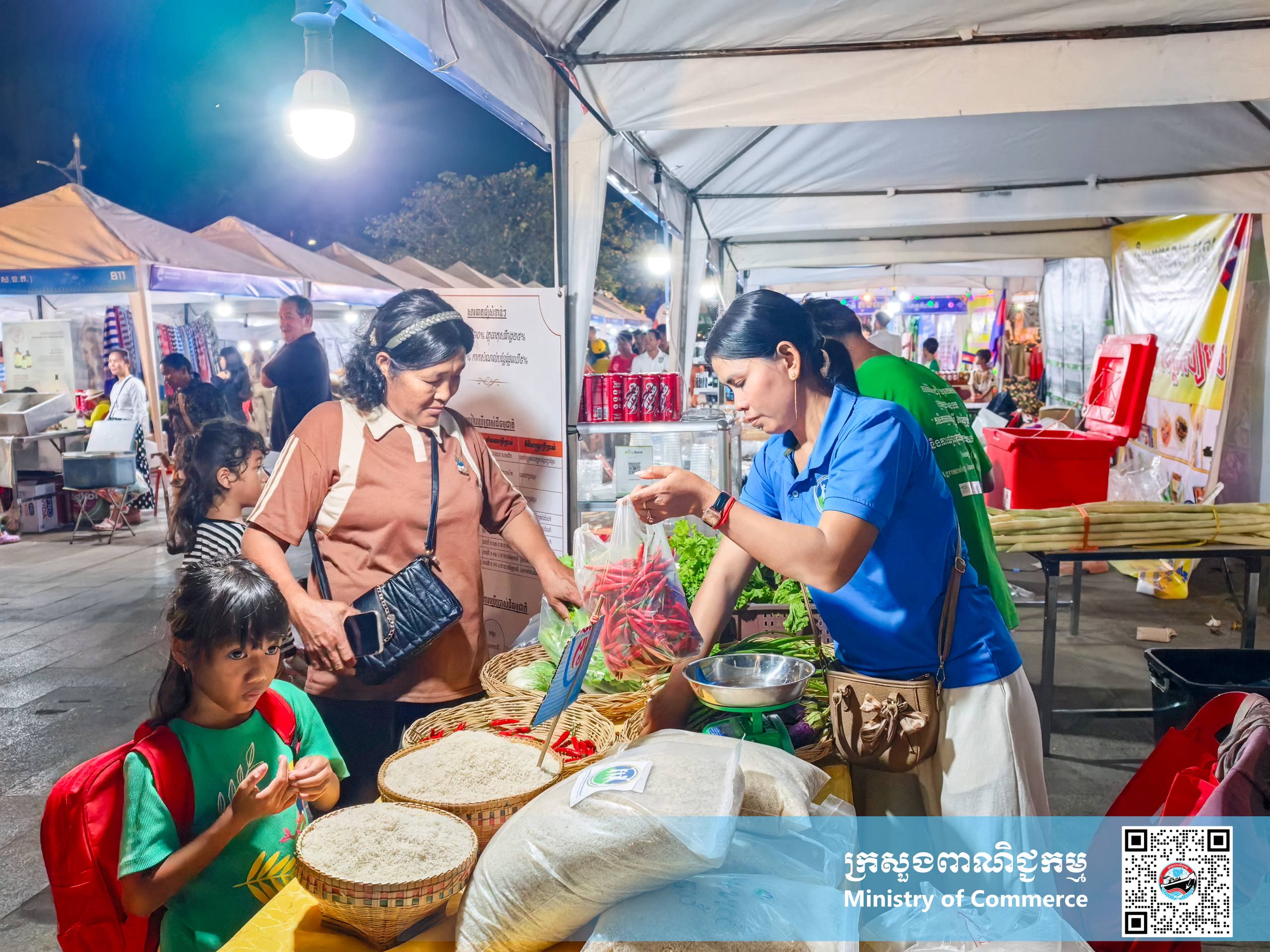 រូបភាពខ្លះៗស្ដីពីសកម្មភាពរបស់បងប្អូនអាជីវករ ពាណិជ្ជករ ភ្ញៀវទេសចរណ៍ជាតិ និងអន្តរជាតិ ចូលរួមព្រឹត្តិការណ៍ «ពិព័រណ៍ផលិតផលខ្មែរ និងបន្លែផ្លែឈើ លើកទី១៩»