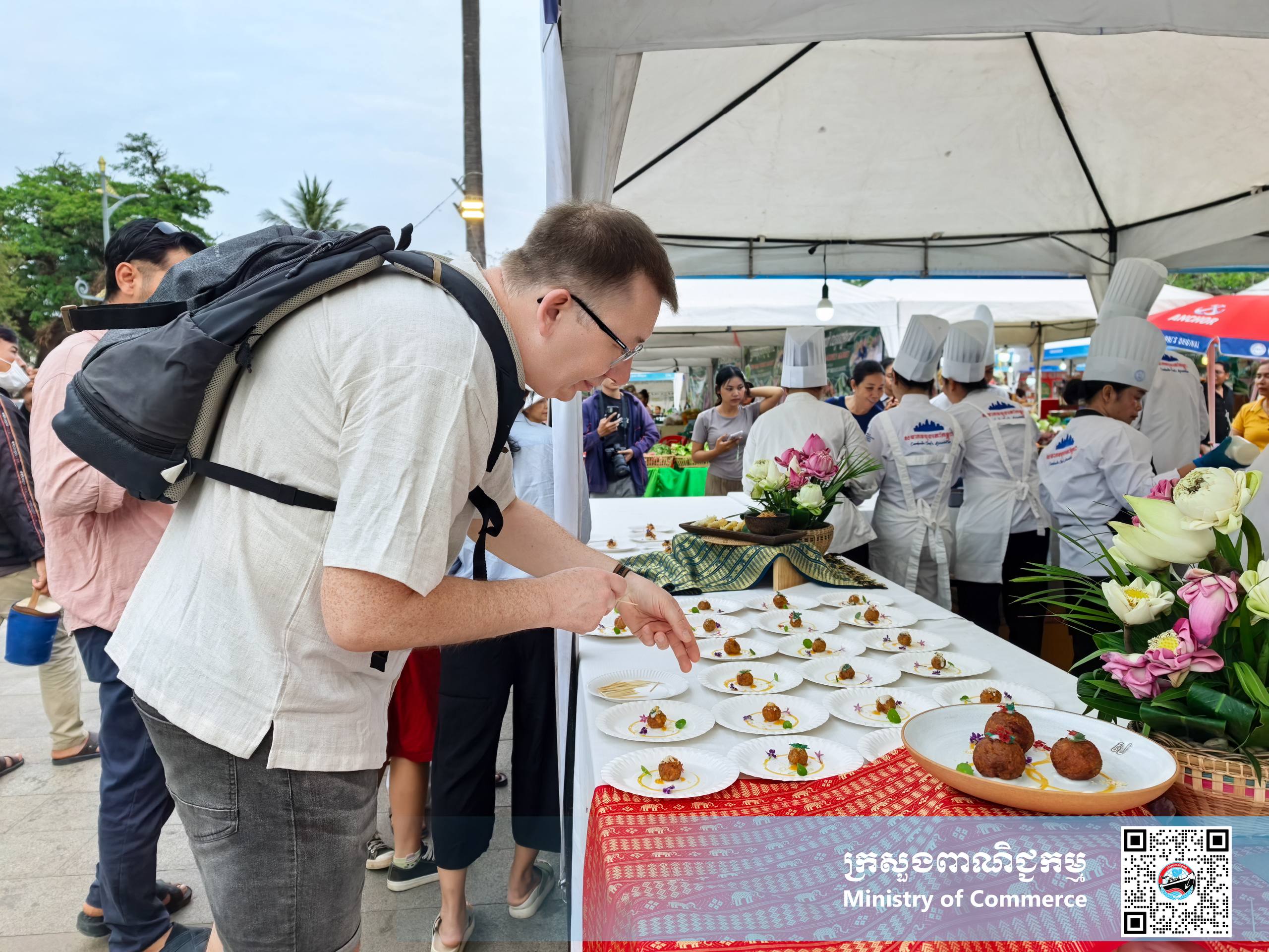 រូបភាពខ្លះៗស្ដីពីសកម្មភាពរបស់បងប្អូនអាជីវករ ពាណិជ្ជករ ភ្ញៀវទេសចរណ៍ជាតិ និងអន្តរជាតិ ចូលរួមព្រឹត្តិការណ៍ «ពិព័រណ៍ផលិតផលខ្មែរ និងបន្លែផ្លែឈើ លើកទី១៩»