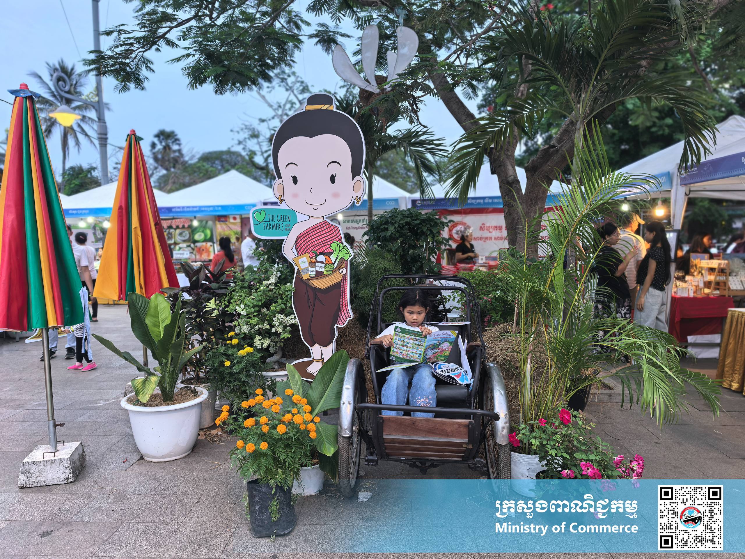 រូបភាពខ្លះៗស្ដីពីសកម្មភាពរបស់បងប្អូនអាជីវករ ពាណិជ្ជករ ភ្ញៀវទេសចរណ៍ជាតិ និងអន្តរជាតិ ចូលរួមព្រឹត្តិការណ៍ «ពិព័រណ៍ផលិតផលខ្មែរ និងបន្លែផ្លែឈើ លើកទី១៩»