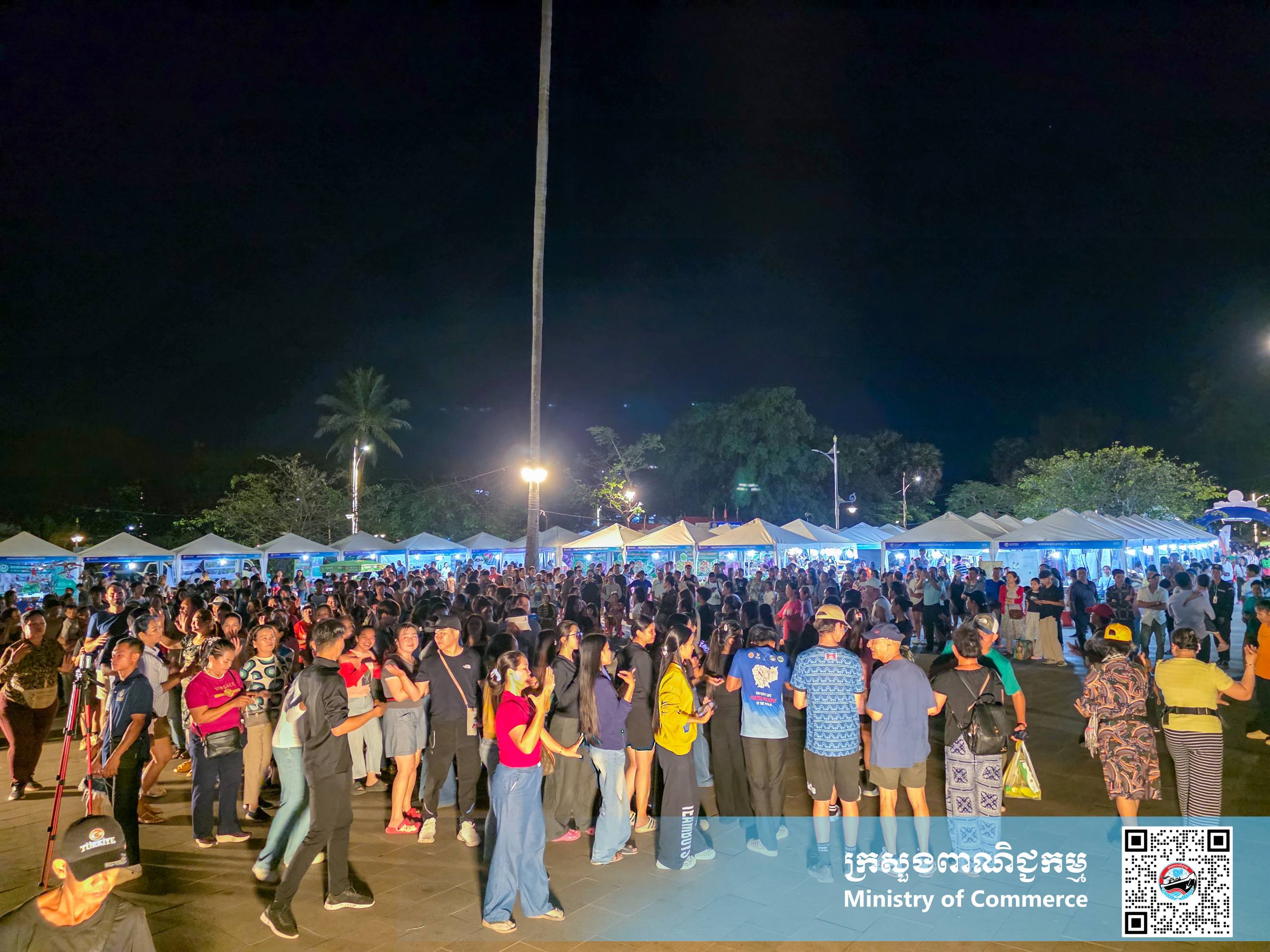 រូបភាពខ្លះៗស្ដីពីសកម្មភាពរបស់បងប្អូនអាជីវករ ពាណិជ្ជករ ភ្ញៀវទេសចរណ៍ជាតិ និងអន្តរជាតិ ចូលរួមព្រឹត្តិការណ៍ «ពិព័រណ៍ផលិតផលខ្មែរ និងបន្លែផ្លែឈើ លើកទី១៩»