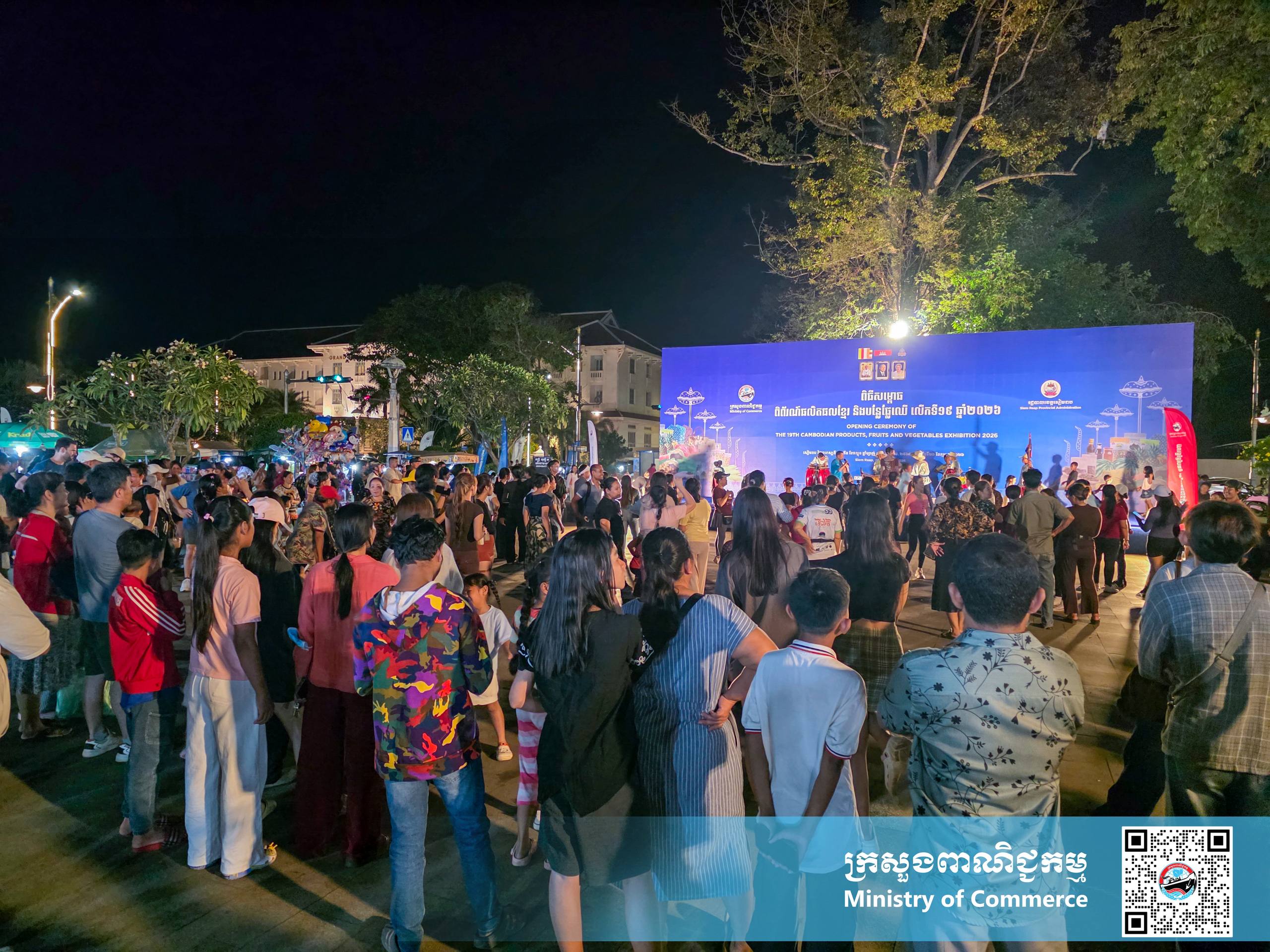 រូបភាពខ្លះៗស្ដីពីសកម្មភាពរបស់បងប្អូនអាជីវករ ពាណិជ្ជករ ភ្ញៀវទេសចរណ៍ជាតិ និងអន្តរជាតិ ចូលរួមព្រឹត្តិការណ៍ «ពិព័រណ៍ផលិតផលខ្មែរ និងបន្លែផ្លែឈើ លើកទី១៩»