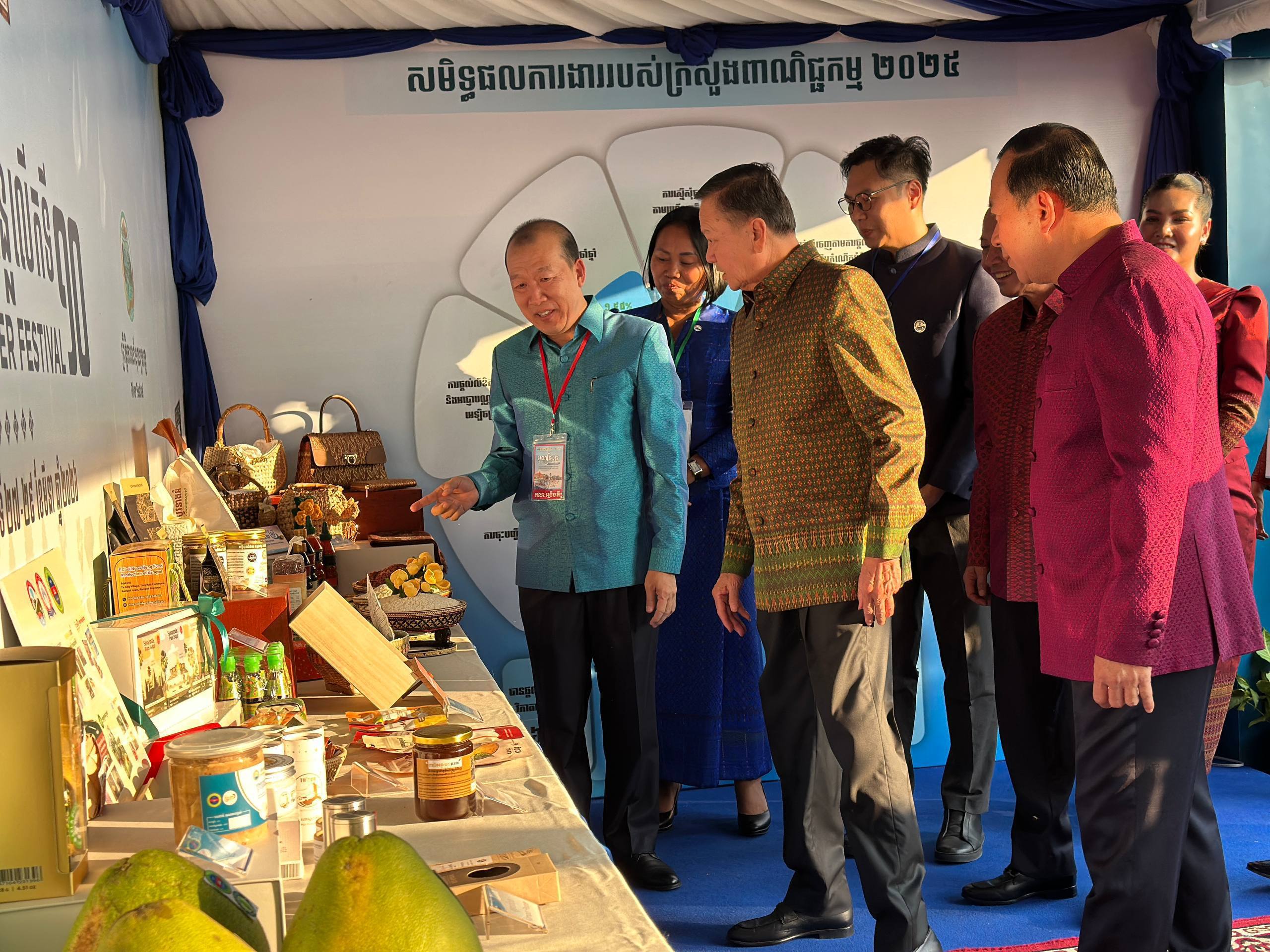 ឯកឧត្តម ស៊ាង ថៃ រដ្ឋលេខាធិការក្រសួងពាណិជ្ជកម្ម អញ្ជើញចូលរួមជាគណៈធិបតីក្នុងពិធីបើកព្រឹត្តិការណ៍បុណ្យទន្លេលើកទី១០ នៅខេត្តក្រចេះ