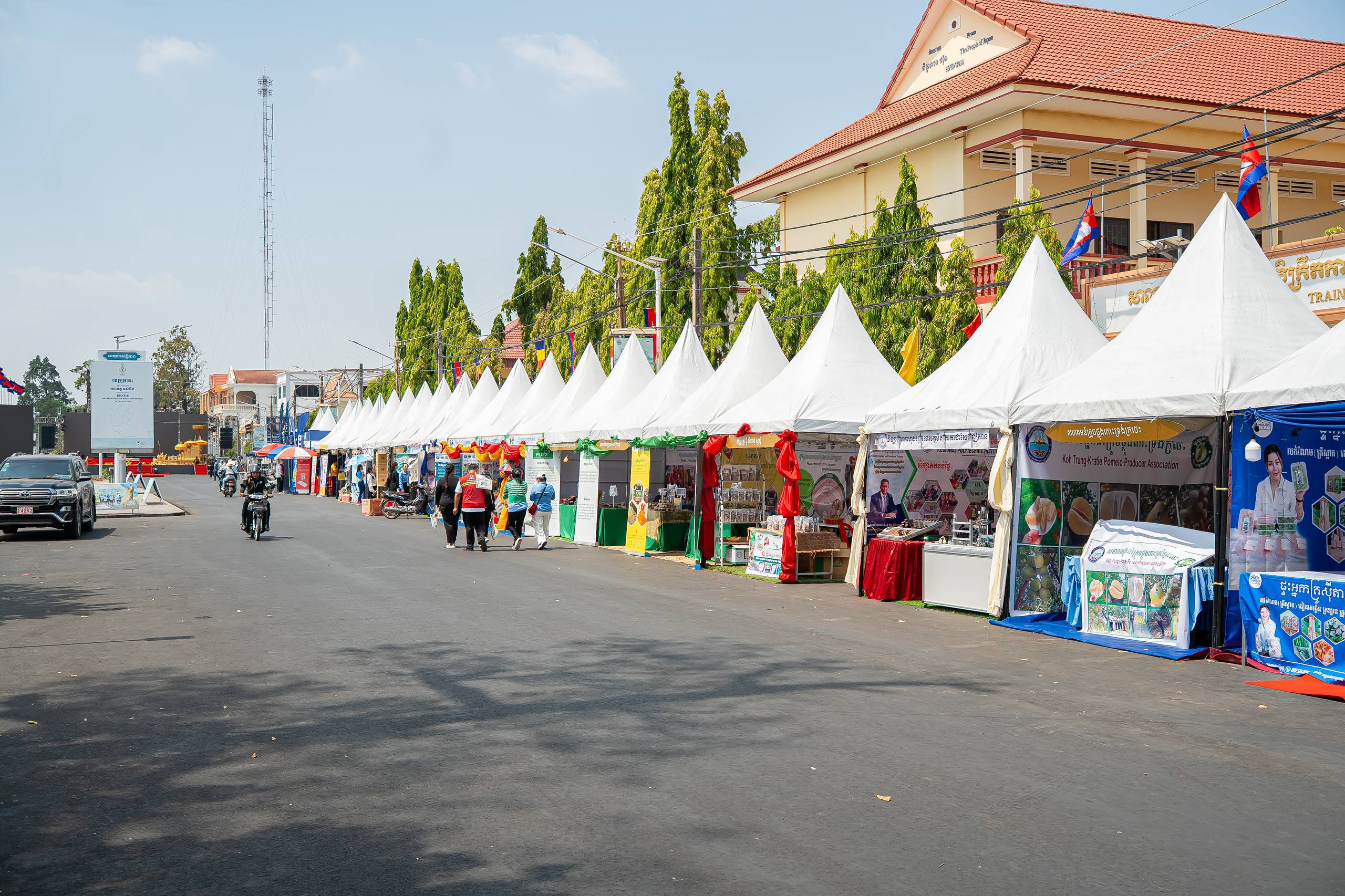 ឯកឧត្តម ស៊ាង ថៃ រដ្ឋលេខាធិការក្រសួងពាណិជ្ជកម្ម អញ្ជើញចូលរួមជាគណៈធិបតីក្នុងពិធីបើកព្រឹត្តិការណ៍បុណ្យទន្លេលើកទី១០ នៅខេត្តក្រចេះ
