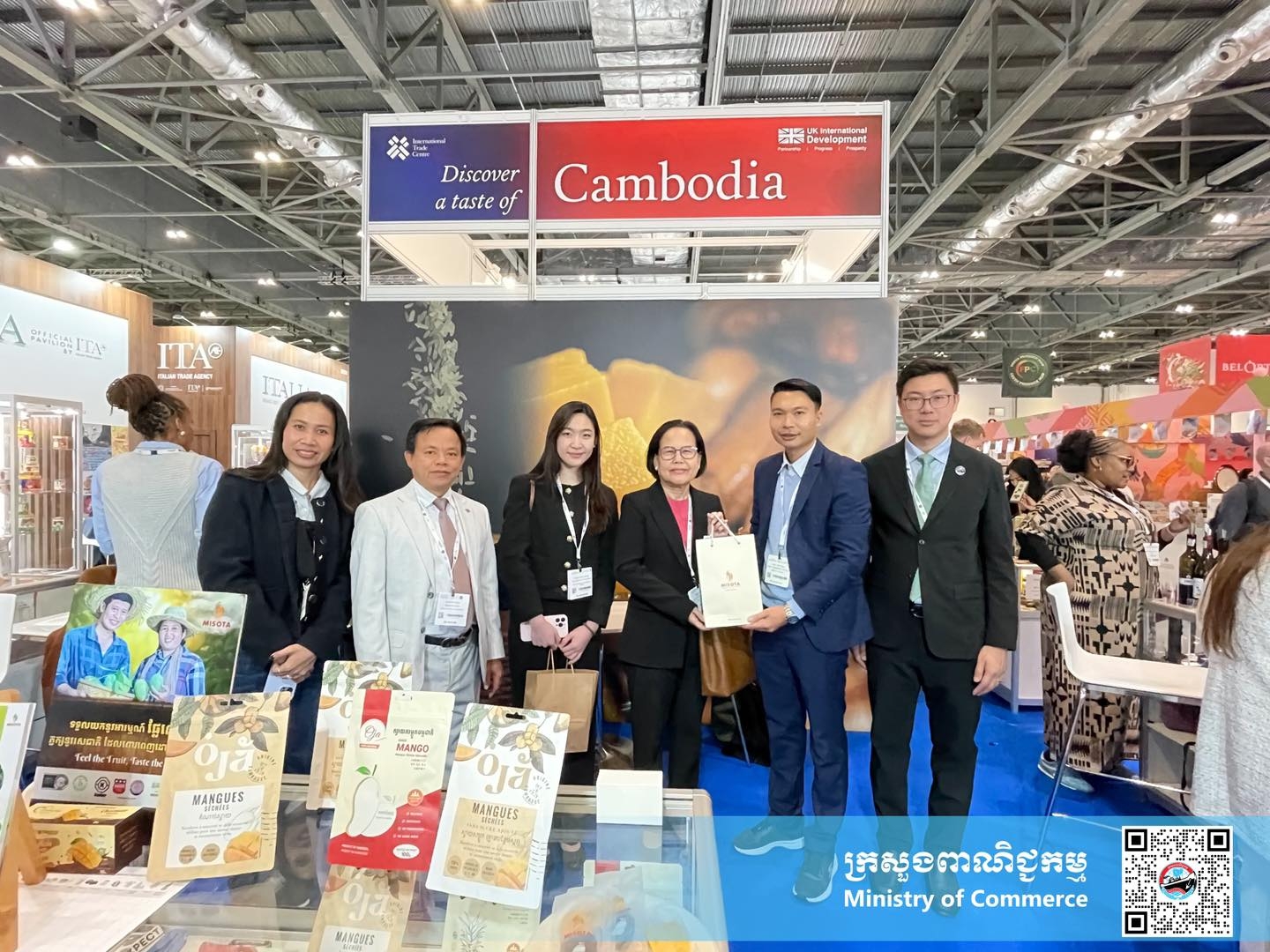 ឯកឧត្ដម ទិត សីច័ន្ទលី អគ្គនាយក នៃអគ្គនាយកដ្ឋានគោលនយោបាយ និងជំរុញពាណិជ្ជកម្ម បានដឹកនាំក្រុមការងារបច្ចេកទេស និងតំណាងក្រុមហ៊ុនកម្ពុជា ចូលរួមក្នុងពិព័រណ៍ម្ហូបអាហារ និងភេសជ្ជៈអន្តរជាតិ (International Food & Drink Event - IFE London 2026)